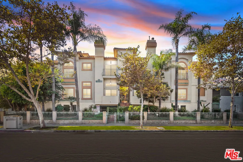 Valley Glen, California 91401, United States, 3 Bedrooms Bedrooms, ,3 BathroomsBathrooms,Residential,Active,6097