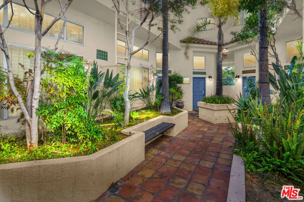 Valley Glen, California 91401, United States, 3 Bedrooms Bedrooms, ,3 BathroomsBathrooms,Residential,Active,6097