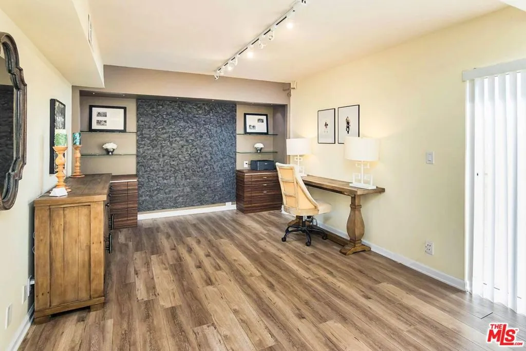 Valley Glen, California 91401, United States, 3 Bedrooms Bedrooms, ,3 BathroomsBathrooms,Residential,Active,6097