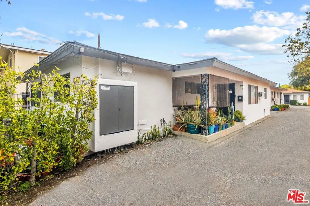 Pasadena, California 91107, United States, 8 Bedrooms Bedrooms, ,6 BathroomsBathrooms,Residential,Pending,90374