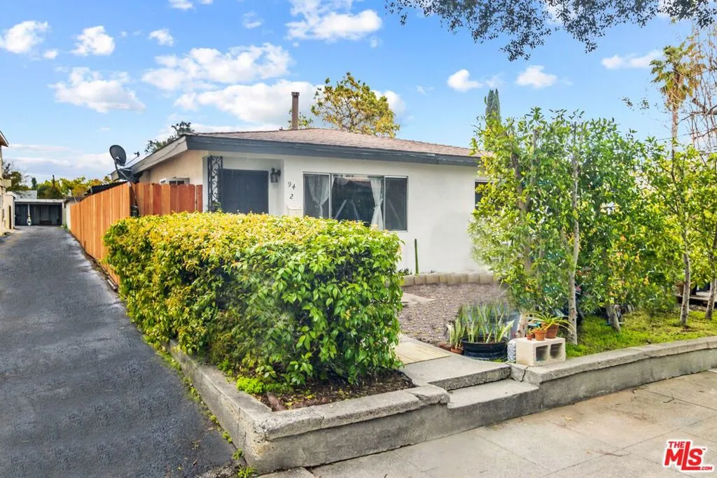 Pasadena, California 91107, United States, 8 Bedrooms Bedrooms, ,6 BathroomsBathrooms,Residential,Pending,90374