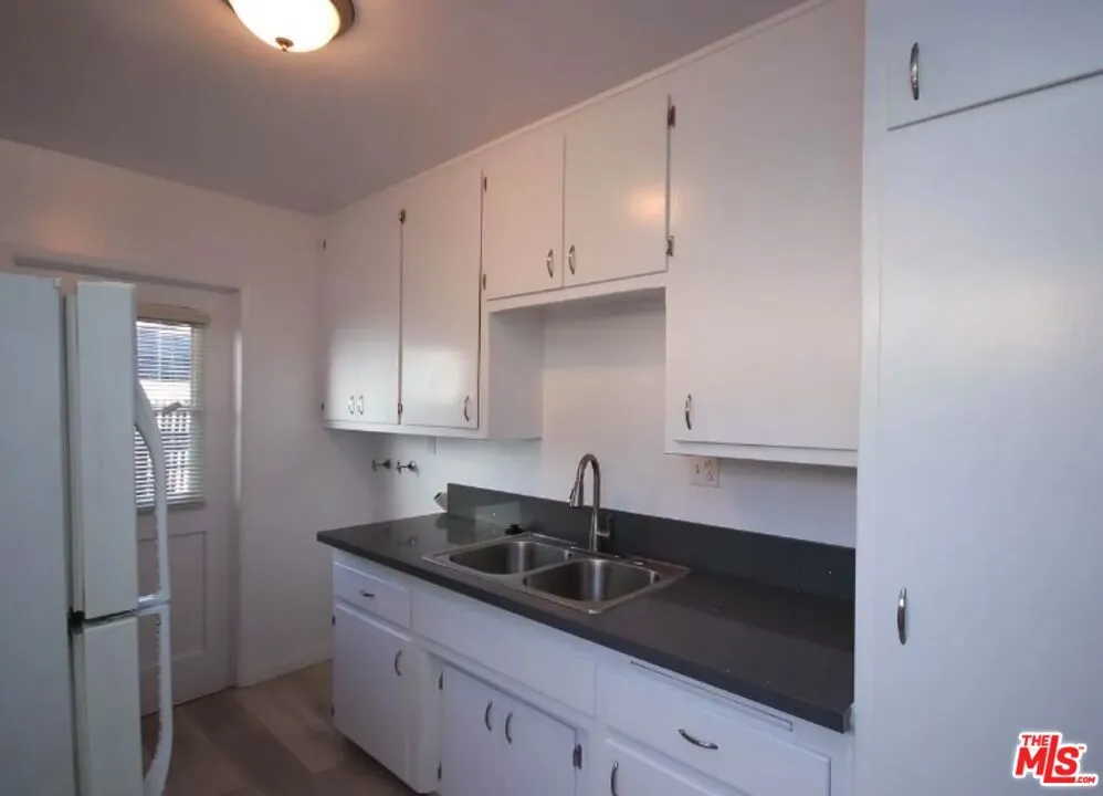 Pasadena, California 91107, United States, 8 Bedrooms Bedrooms, ,6 BathroomsBathrooms,Residential,Pending,90374