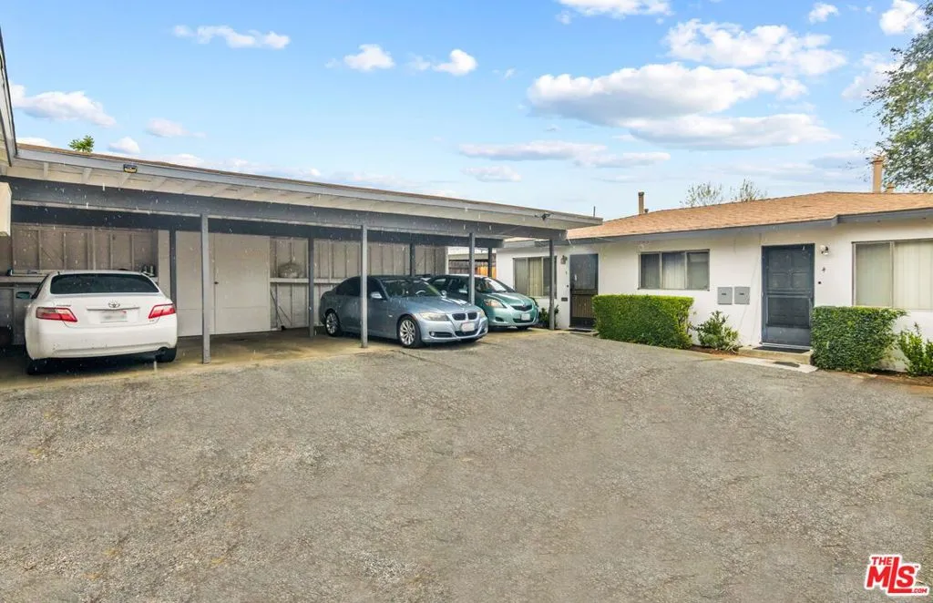 Pasadena, California 91107, United States, 8 Bedrooms Bedrooms, ,6 BathroomsBathrooms,Residential,Pending,90374