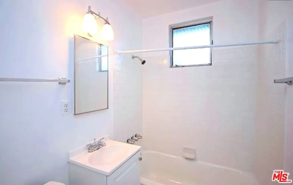 Pasadena, California 91107, United States, 8 Bedrooms Bedrooms, ,6 BathroomsBathrooms,Residential,Pending,90374