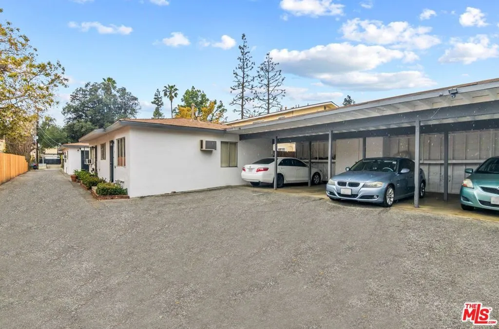 Pasadena, California 91107, United States, 8 Bedrooms Bedrooms, ,6 BathroomsBathrooms,Residential,Pending,90374