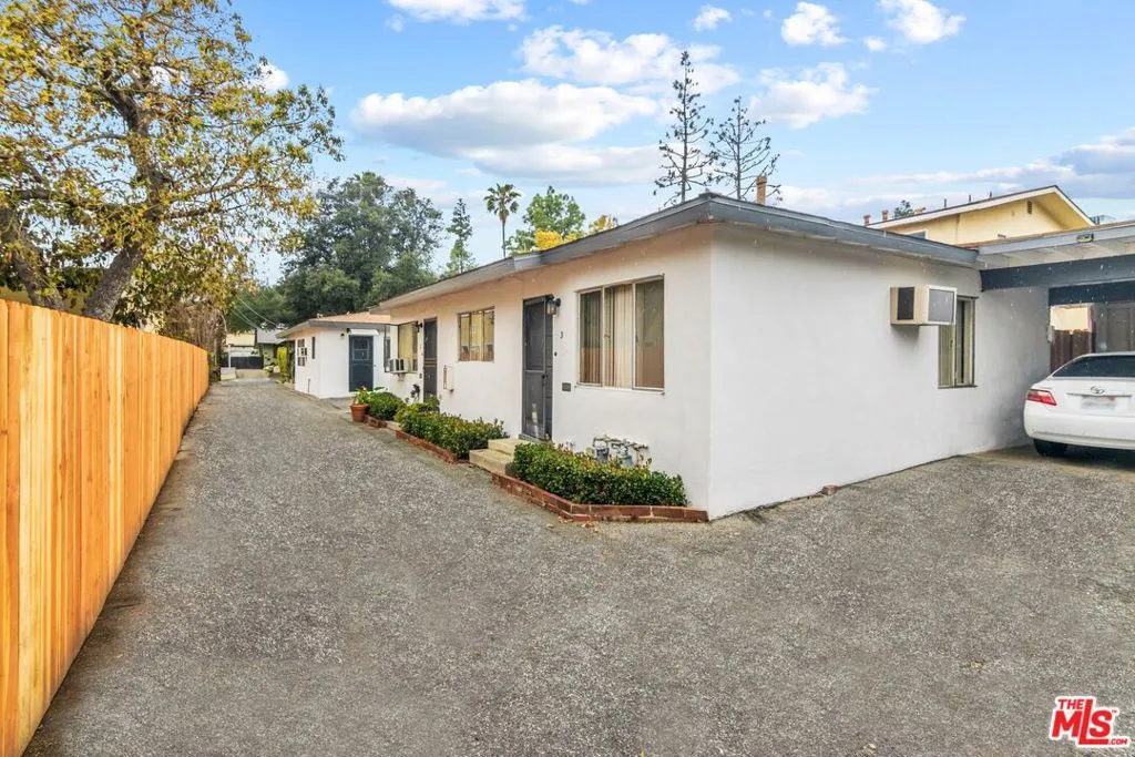 Pasadena, California 91107, United States, 8 Bedrooms Bedrooms, ,6 BathroomsBathrooms,Residential,Pending,90374