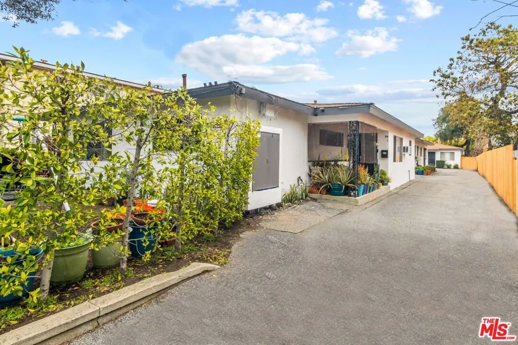 Pasadena, California 91107, United States, 8 Bedrooms Bedrooms, ,6 BathroomsBathrooms,Residential,Pending,90374