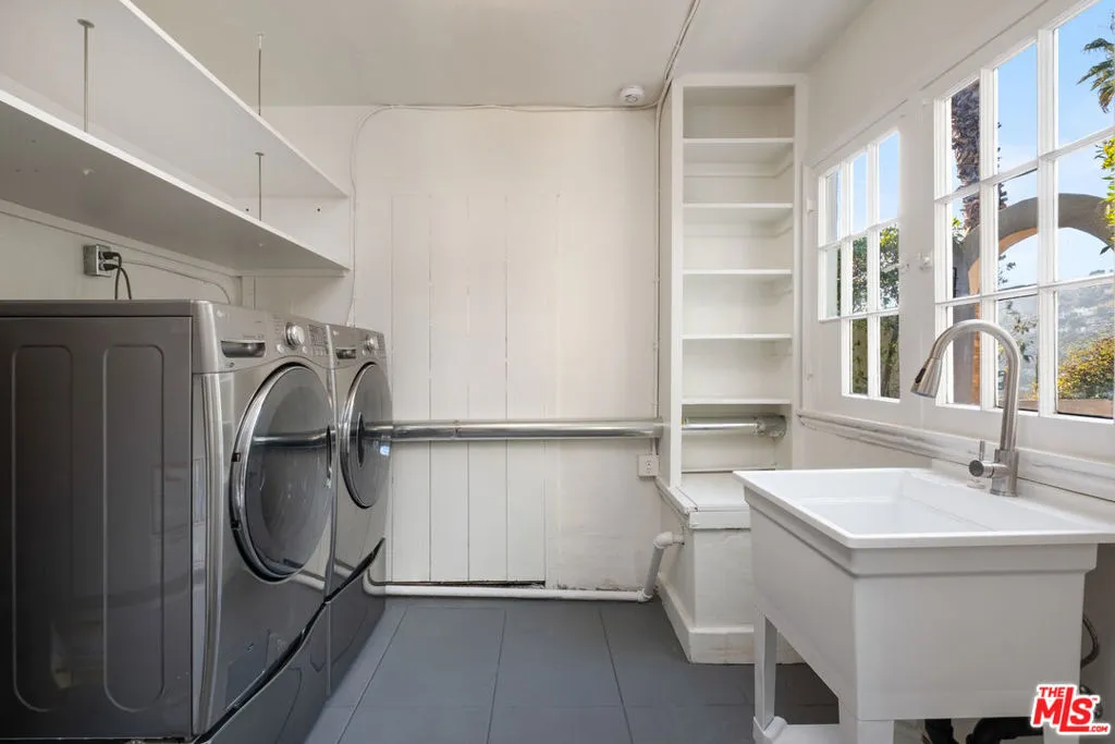 Los Angeles, California 90068, United States, 3 Bedrooms Bedrooms, ,2 BathroomsBathrooms,Residential,Active,102017