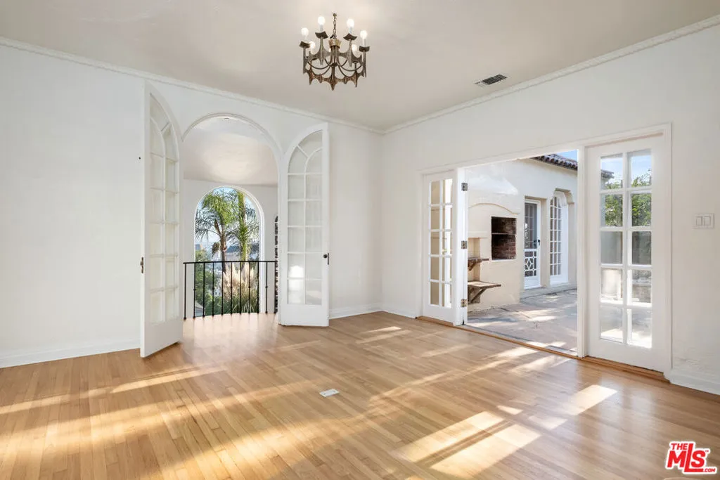 Los Angeles, California 90068, United States, 3 Bedrooms Bedrooms, ,2 BathroomsBathrooms,Residential,Active,102017