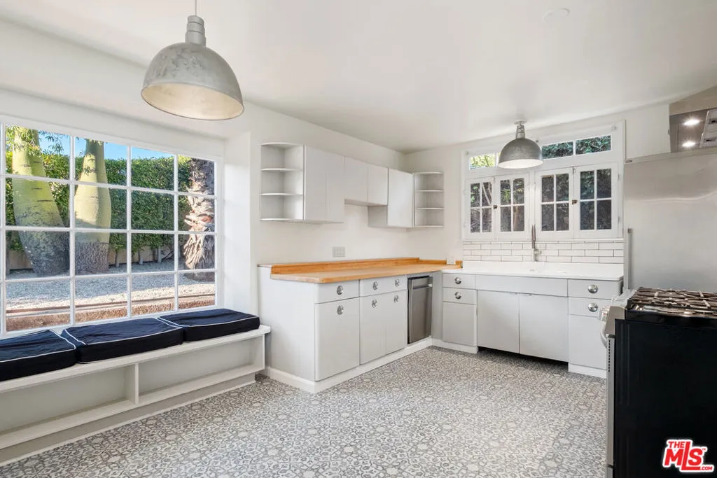 Los Angeles, California 90068, United States, 3 Bedrooms Bedrooms, ,2 BathroomsBathrooms,Residential,Active,102017