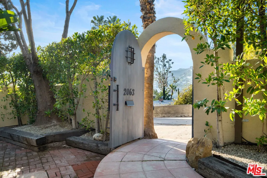 Los Angeles, California 90068, United States, 3 Bedrooms Bedrooms, ,2 BathroomsBathrooms,Residential,Active,102017