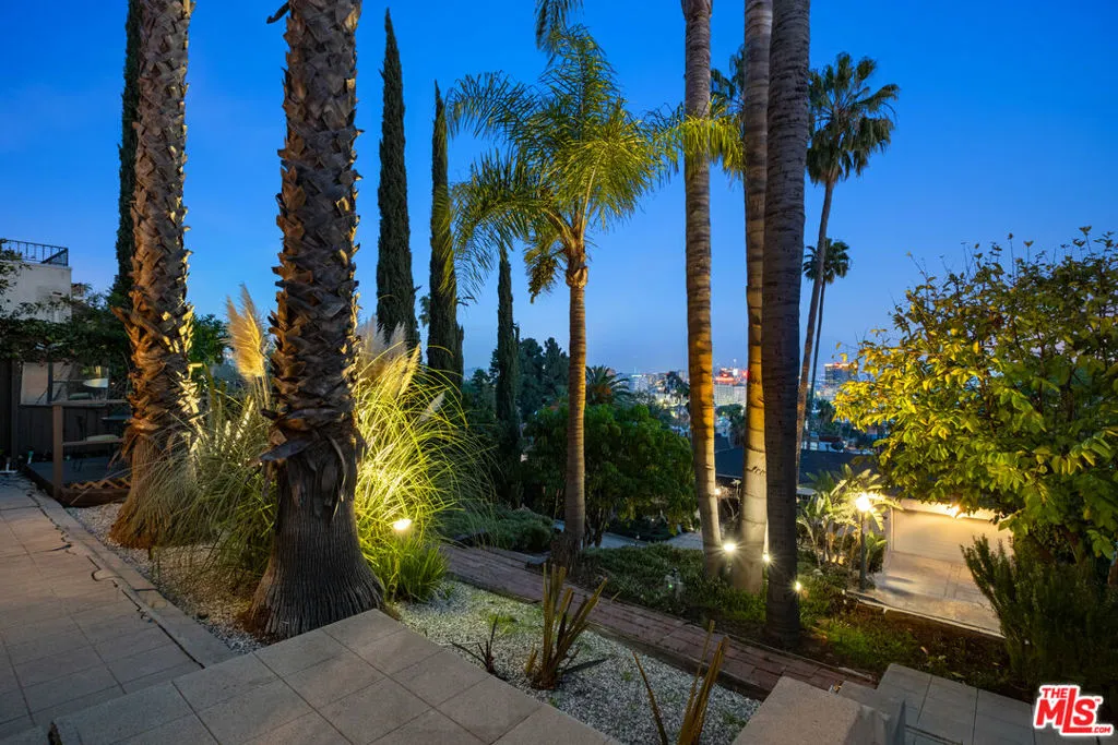 Los Angeles, California 90068, United States, 3 Bedrooms Bedrooms, ,2 BathroomsBathrooms,Residential,Active,102017