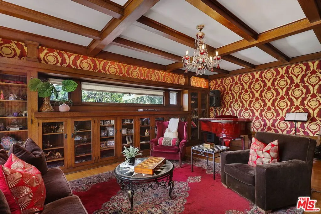 Glendale, California 91202, United States, 7 Bedrooms Bedrooms, ,6 BathroomsBathrooms,Residential,Active,43405