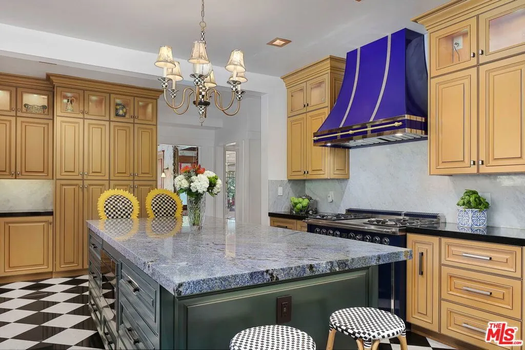 Glendale, California 91202, United States, 7 Bedrooms Bedrooms, ,6 BathroomsBathrooms,Residential,Active,43405