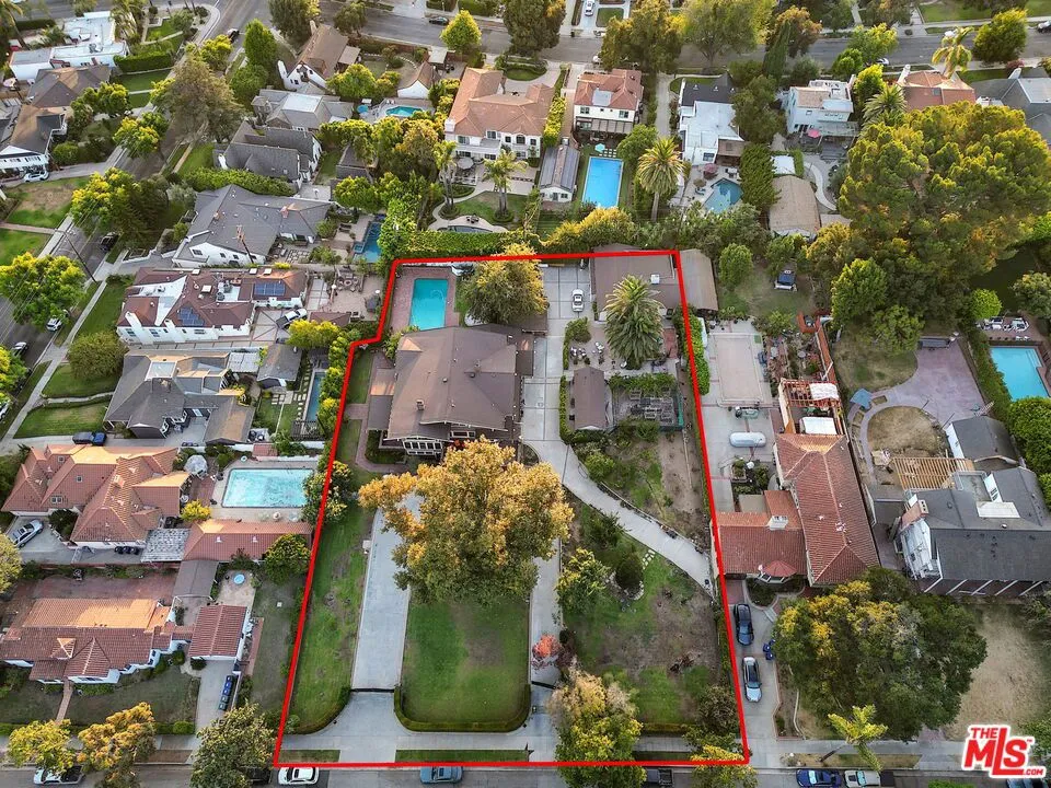 Glendale, California 91202, United States, 7 Bedrooms Bedrooms, ,6 BathroomsBathrooms,Residential,Active,43405