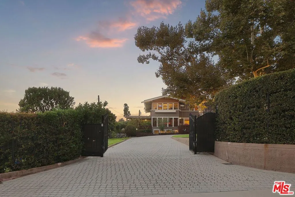 Glendale, California 91202, United States, 7 Bedrooms Bedrooms, ,6 BathroomsBathrooms,Residential,Active,43405