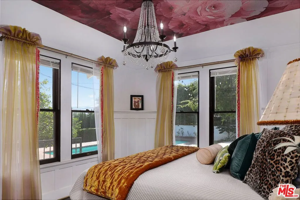 Glendale, California 91202, United States, 7 Bedrooms Bedrooms, ,6 BathroomsBathrooms,Residential,Active,43405