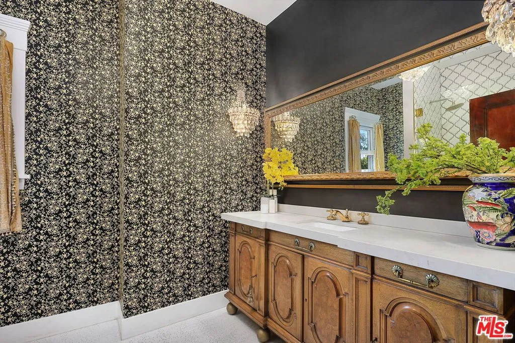 Glendale, California 91202, United States, 7 Bedrooms Bedrooms, ,6 BathroomsBathrooms,Residential,Active,43405