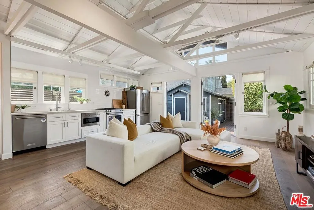 Venice, California 90291, United States, 1 Bedroom Bedrooms, ,1 BathroomBathrooms,Residential,Active,102013