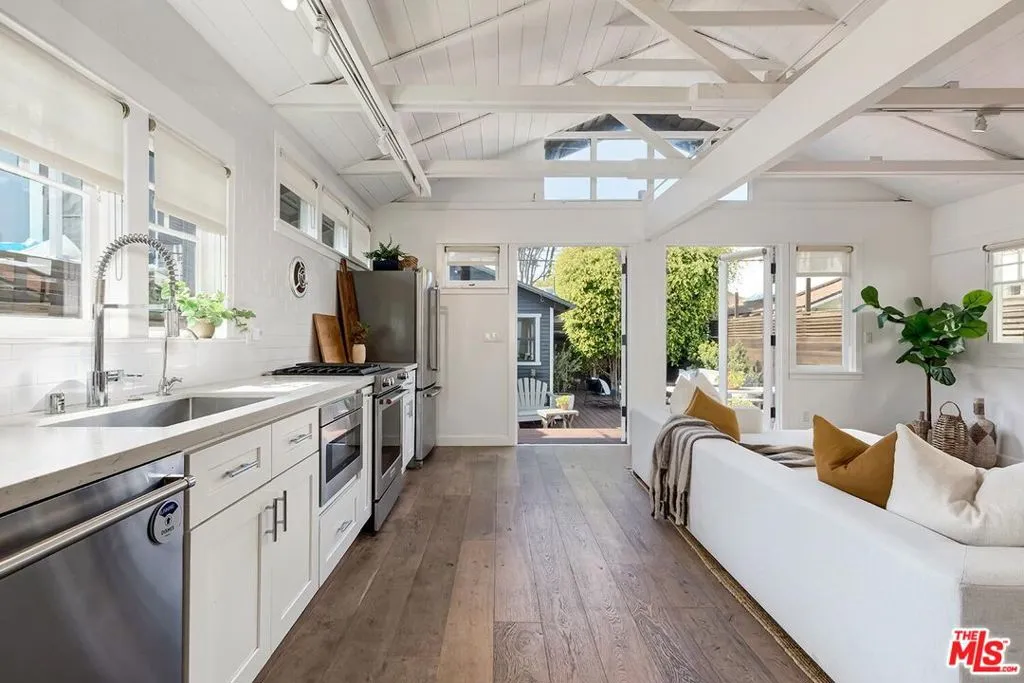 Venice, California 90291, United States, 1 Bedroom Bedrooms, ,1 BathroomBathrooms,Residential,Active,102013