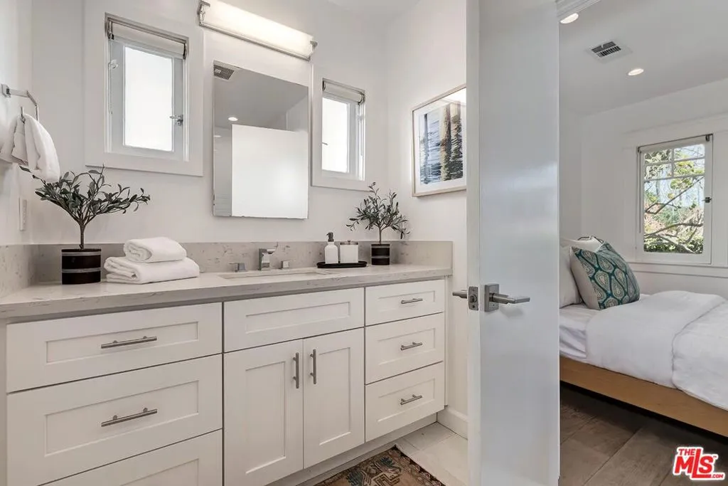 Venice, California 90291, United States, 1 Bedroom Bedrooms, ,1 BathroomBathrooms,Residential,Active,102013