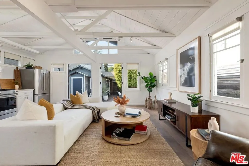 Venice, California 90291, United States, 1 Bedroom Bedrooms, ,1 BathroomBathrooms,Residential,Active,102013