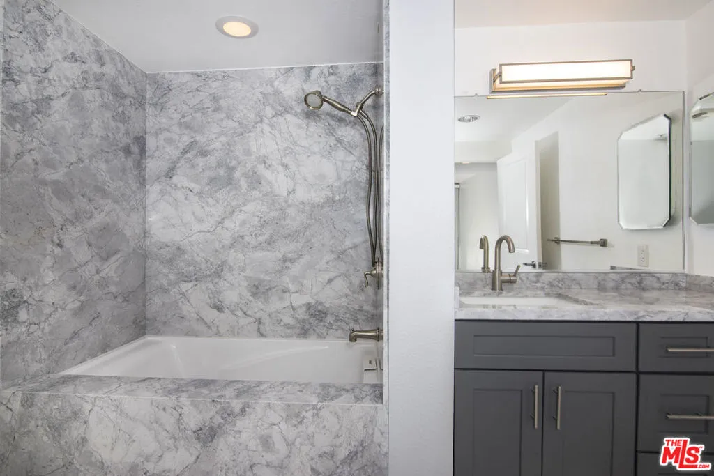 Los Angeles, California 90012, United States, 2 Bedrooms Bedrooms, ,2 BathroomsBathrooms,Residential,Active,109234