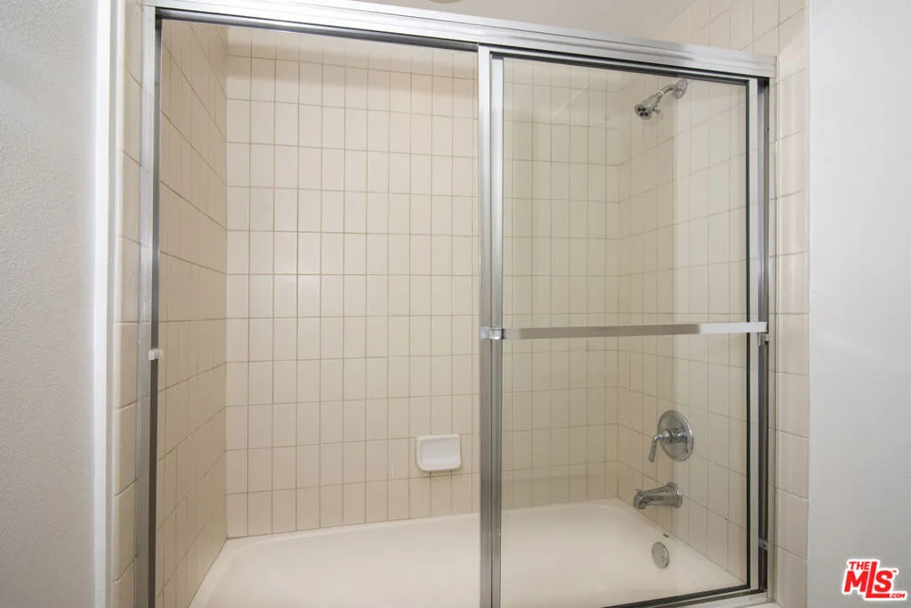 Los Angeles, California 90012, United States, 2 Bedrooms Bedrooms, ,2 BathroomsBathrooms,Residential,Active,109234