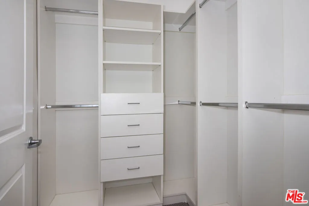 Los Angeles, California 90012, United States, 2 Bedrooms Bedrooms, ,2 BathroomsBathrooms,Residential,Active,109234