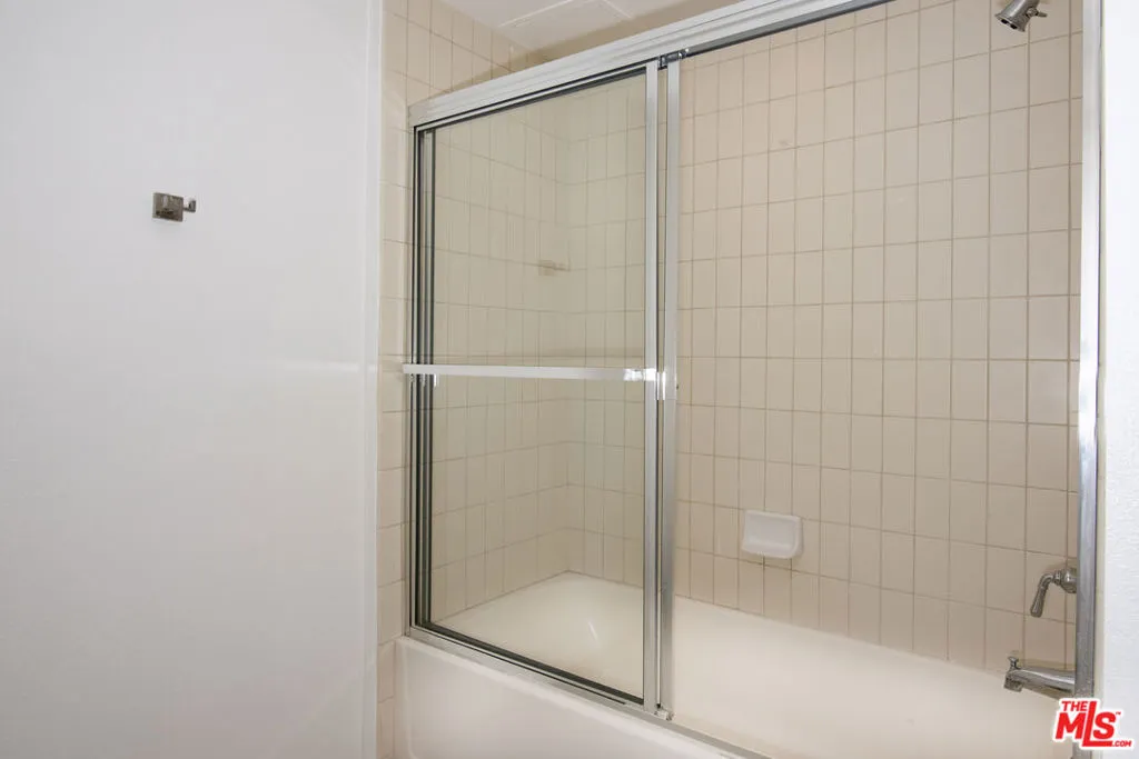 Los Angeles, California 90012, United States, 2 Bedrooms Bedrooms, ,2 BathroomsBathrooms,Residential,Active,109234