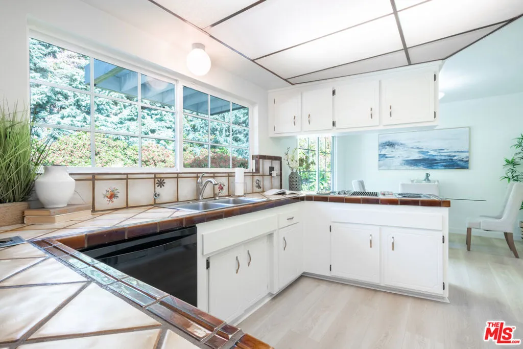 Los Angeles, California 90068, United States, 4 Bedrooms Bedrooms, ,3 BathroomsBathrooms,Residential,Pending,104109