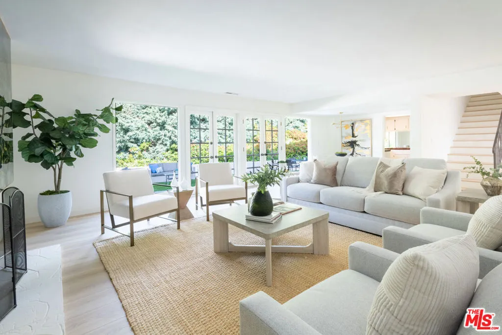 Los Angeles, California 90068, United States, 4 Bedrooms Bedrooms, ,3 BathroomsBathrooms,Residential,Pending,104109