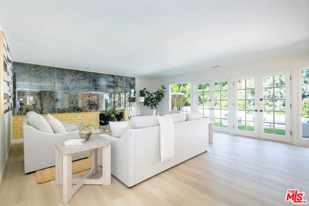 Los Angeles, California 90068, United States, 4 Bedrooms Bedrooms, ,3 BathroomsBathrooms,Residential,Pending,104109