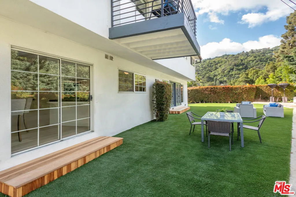 Los Angeles, California 90068, United States, 4 Bedrooms Bedrooms, ,3 BathroomsBathrooms,Residential,Pending,104109