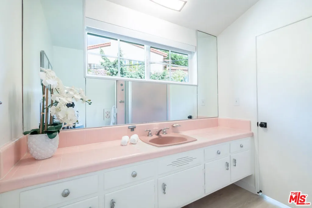 Los Angeles, California 90068, United States, 4 Bedrooms Bedrooms, ,3 BathroomsBathrooms,Residential,Pending,104109