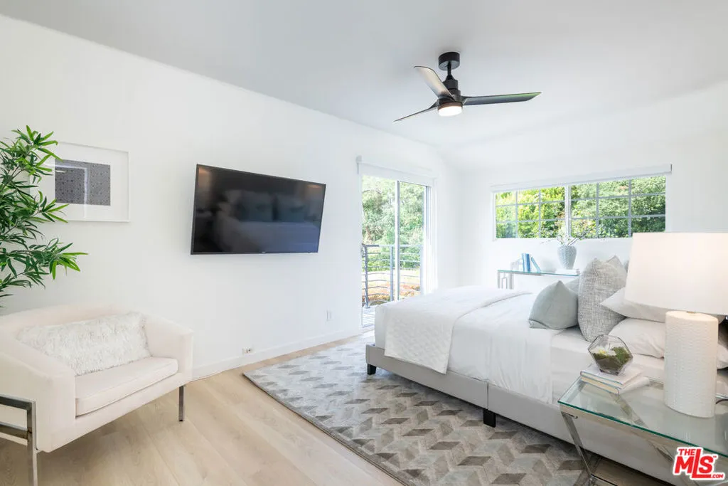 Los Angeles, California 90068, United States, 4 Bedrooms Bedrooms, ,3 BathroomsBathrooms,Residential,Pending,104109