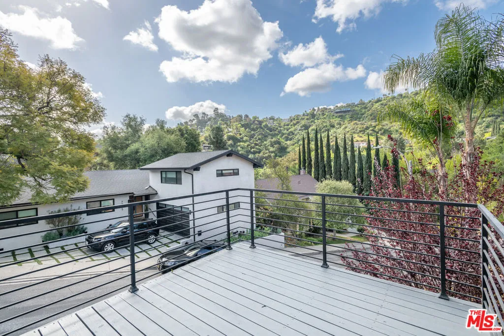 Los Angeles, California 90068, United States, 4 Bedrooms Bedrooms, ,3 BathroomsBathrooms,Residential,Pending,104109