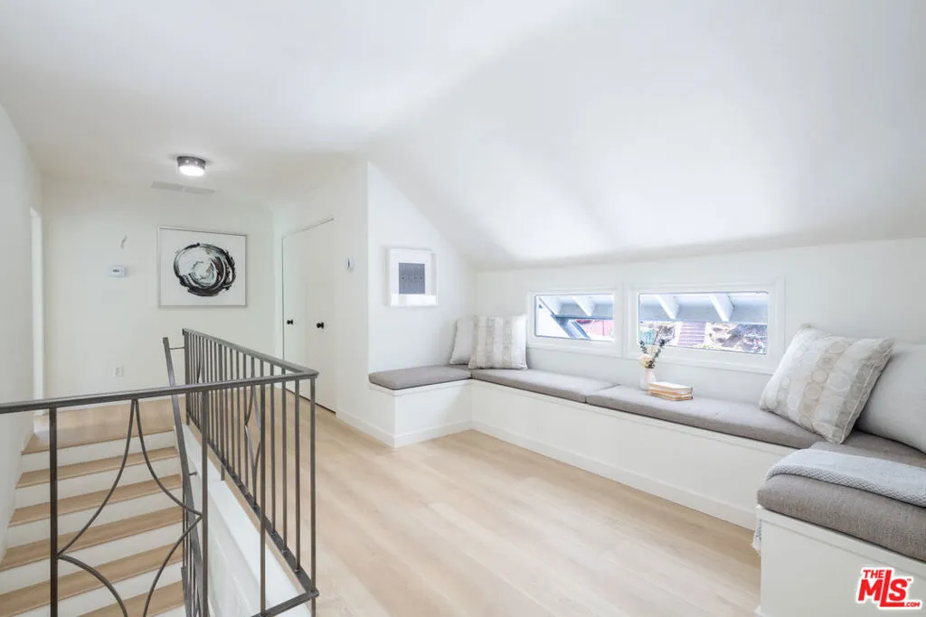 Los Angeles, California 90068, United States, 4 Bedrooms Bedrooms, ,3 BathroomsBathrooms,Residential,Pending,104109