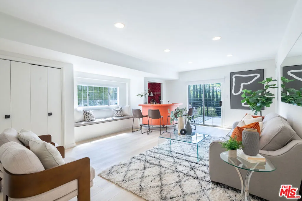 Los Angeles, California 90068, United States, 4 Bedrooms Bedrooms, ,3 BathroomsBathrooms,Residential,Pending,104109