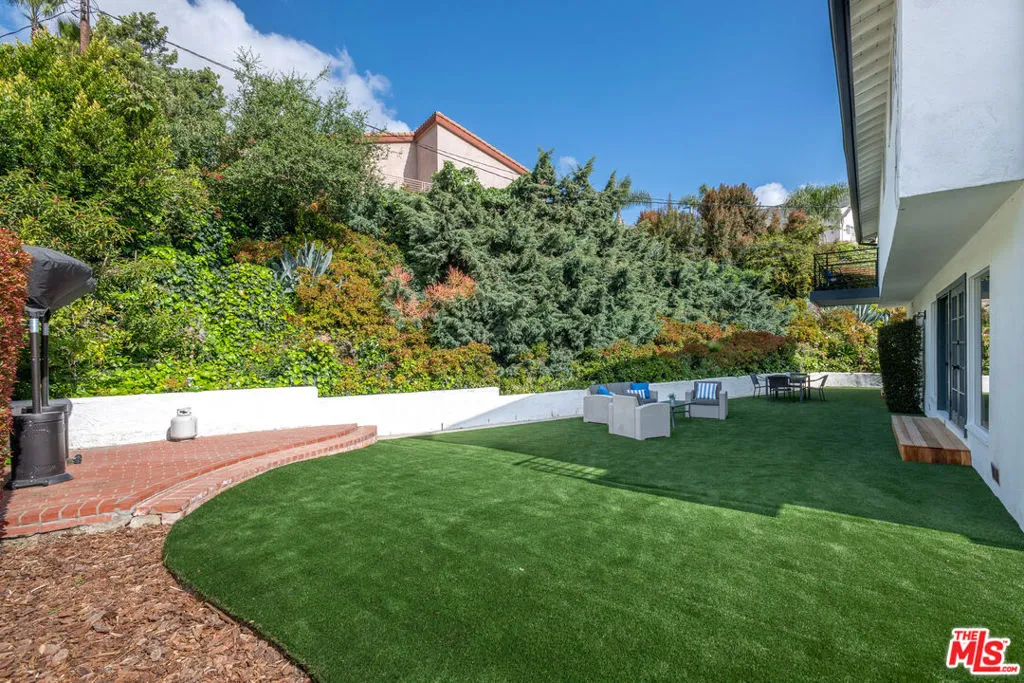 Los Angeles, California 90068, United States, 4 Bedrooms Bedrooms, ,3 BathroomsBathrooms,Residential,Pending,104109