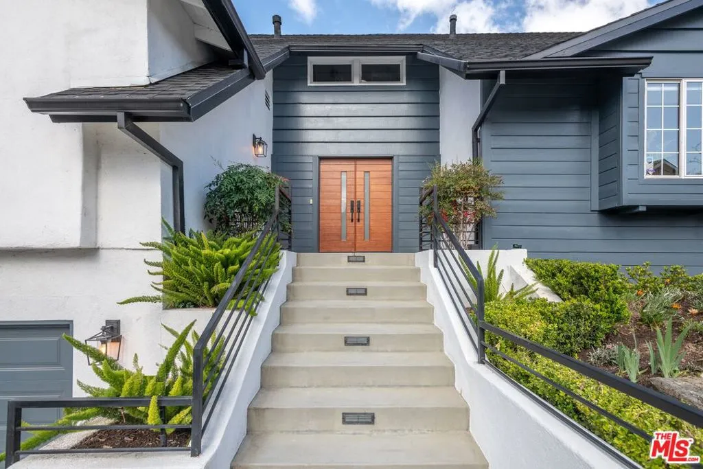 Los Angeles, California 90068, United States, 4 Bedrooms Bedrooms, ,3 BathroomsBathrooms,Residential,Pending,104109