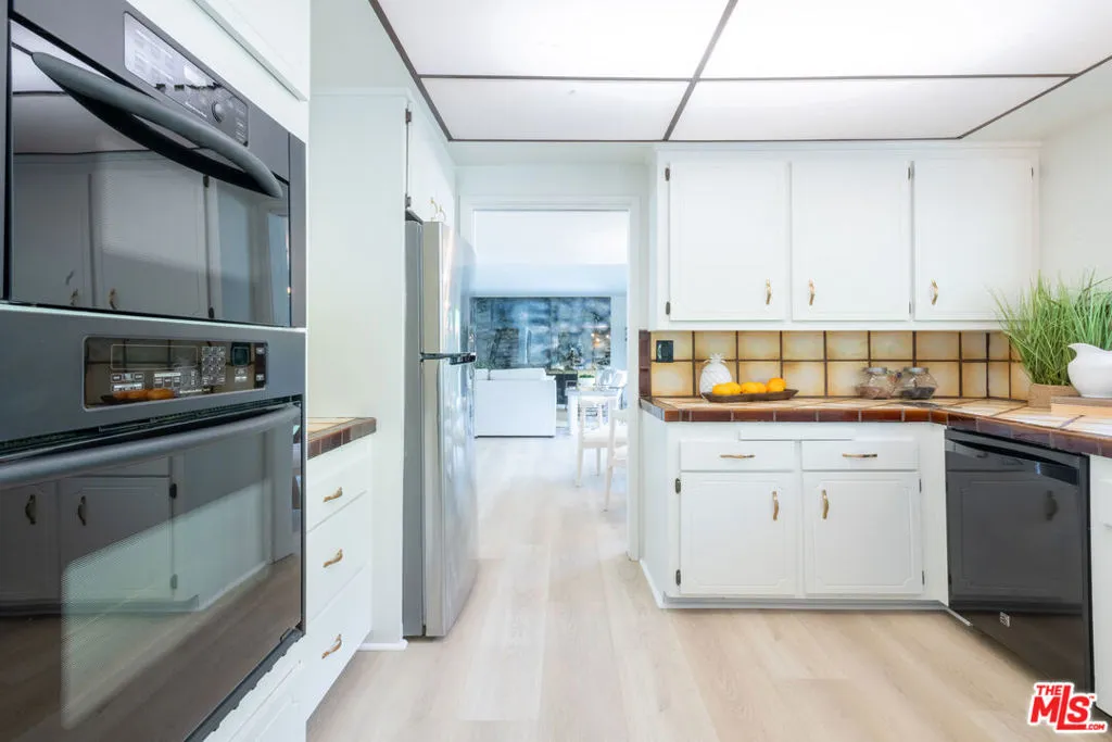 Los Angeles, California 90068, United States, 4 Bedrooms Bedrooms, ,3 BathroomsBathrooms,Residential,Pending,104109