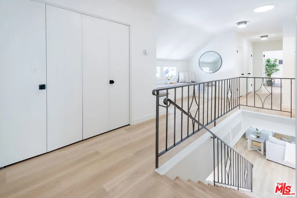 Los Angeles, California 90068, United States, 4 Bedrooms Bedrooms, ,3 BathroomsBathrooms,Residential,Pending,104109