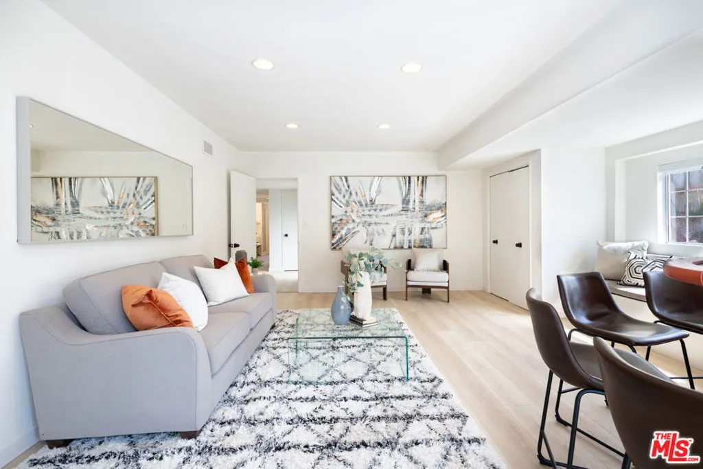 Los Angeles, California 90068, United States, 4 Bedrooms Bedrooms, ,3 BathroomsBathrooms,Residential,Pending,104109