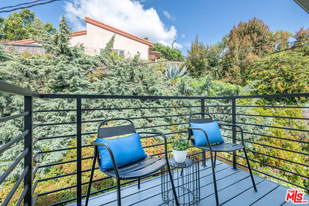 Los Angeles, California 90068, United States, 4 Bedrooms Bedrooms, ,3 BathroomsBathrooms,Residential,Pending,104109