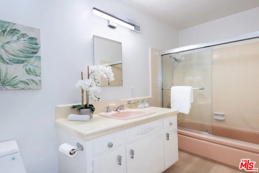 Los Angeles, California 90068, United States, 4 Bedrooms Bedrooms, ,3 BathroomsBathrooms,Residential,Pending,104109