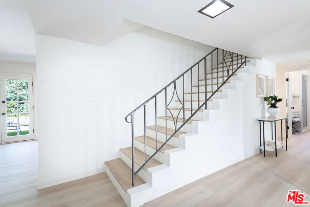 Los Angeles, California 90068, United States, 4 Bedrooms Bedrooms, ,3 BathroomsBathrooms,Residential,Pending,104109