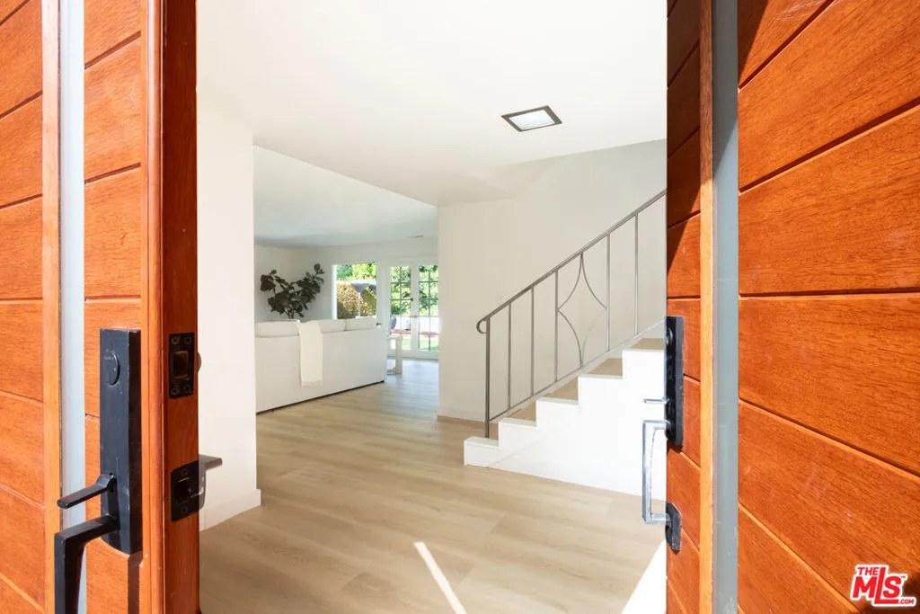 Los Angeles, California 90068, United States, 4 Bedrooms Bedrooms, ,3 BathroomsBathrooms,Residential,Pending,104109