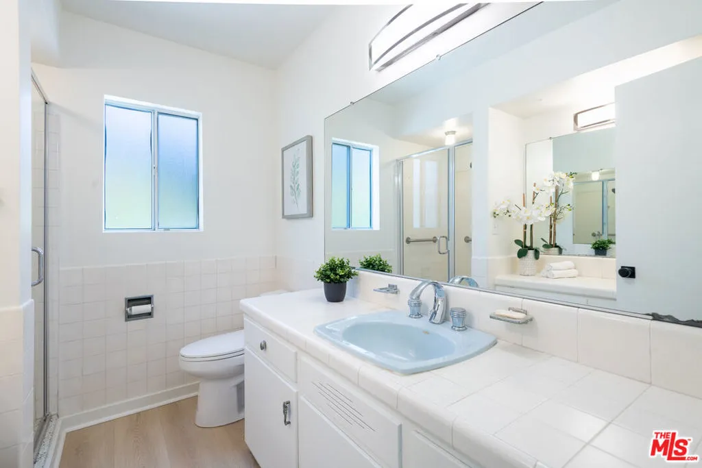 Los Angeles, California 90068, United States, 4 Bedrooms Bedrooms, ,3 BathroomsBathrooms,Residential,Pending,104109