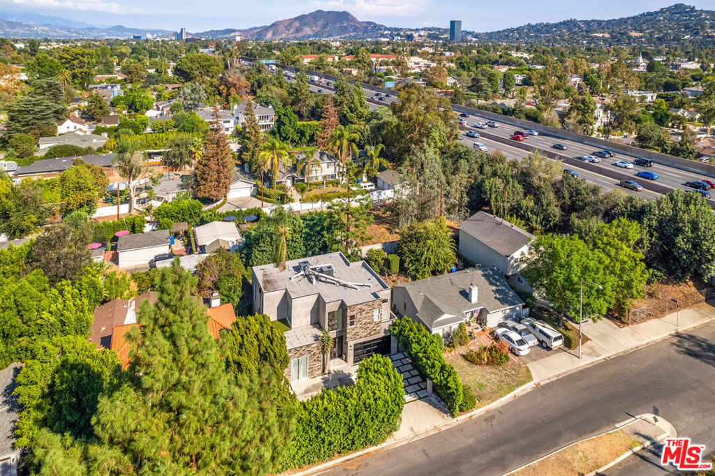 Properties 1 4640 Radford Avenue